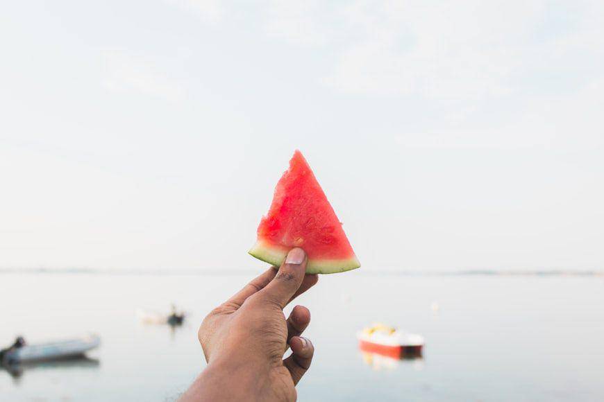 ilustrasi makan buah (unsplash.com/ibrahim rifath)