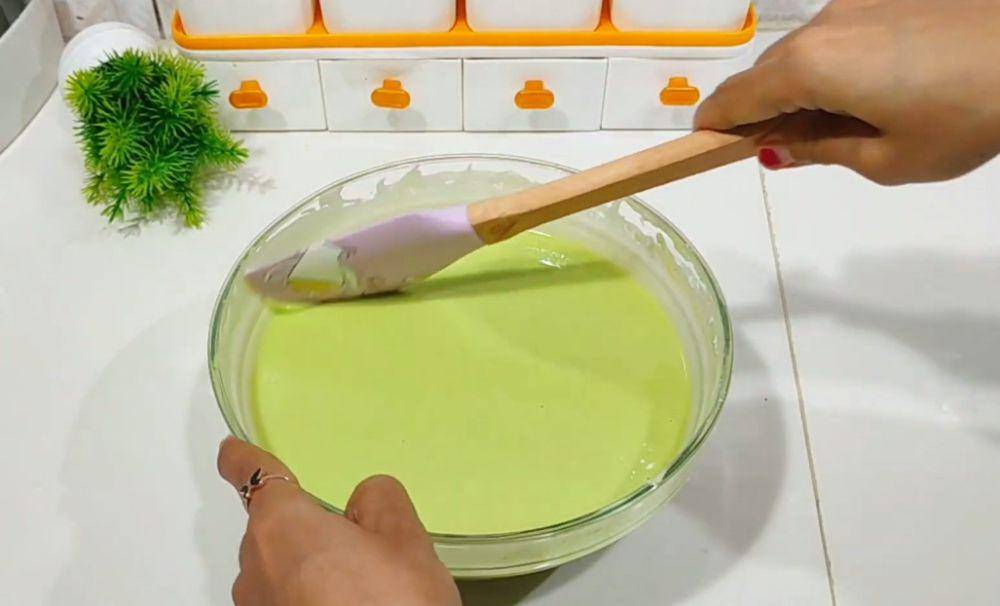 ilustrasi membuat adonan pukis pandan keju (YouTube.com/AMA FUN COOKING)