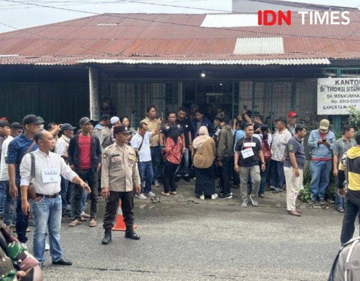 Tampak ramai masyarakat yang melihat proses rekonstruksi di rumah Tiromsi (IDN Times/Eko Agus Herianto)
