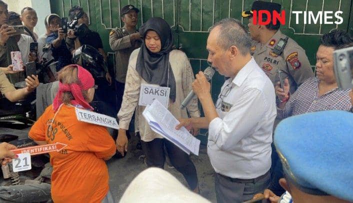 Adegan rekonstruksi yang dilakukan di luar rumah Tiromsi (IDN Times/Eko Agus Herianto)