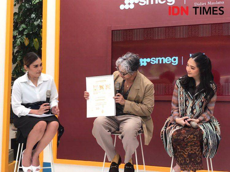 Potret Didiet Maulana dengan sketsa lukisan kolaborasinya bersama SMEG. 15 Oktober 2024. (IDN Times/Hani Safanja)