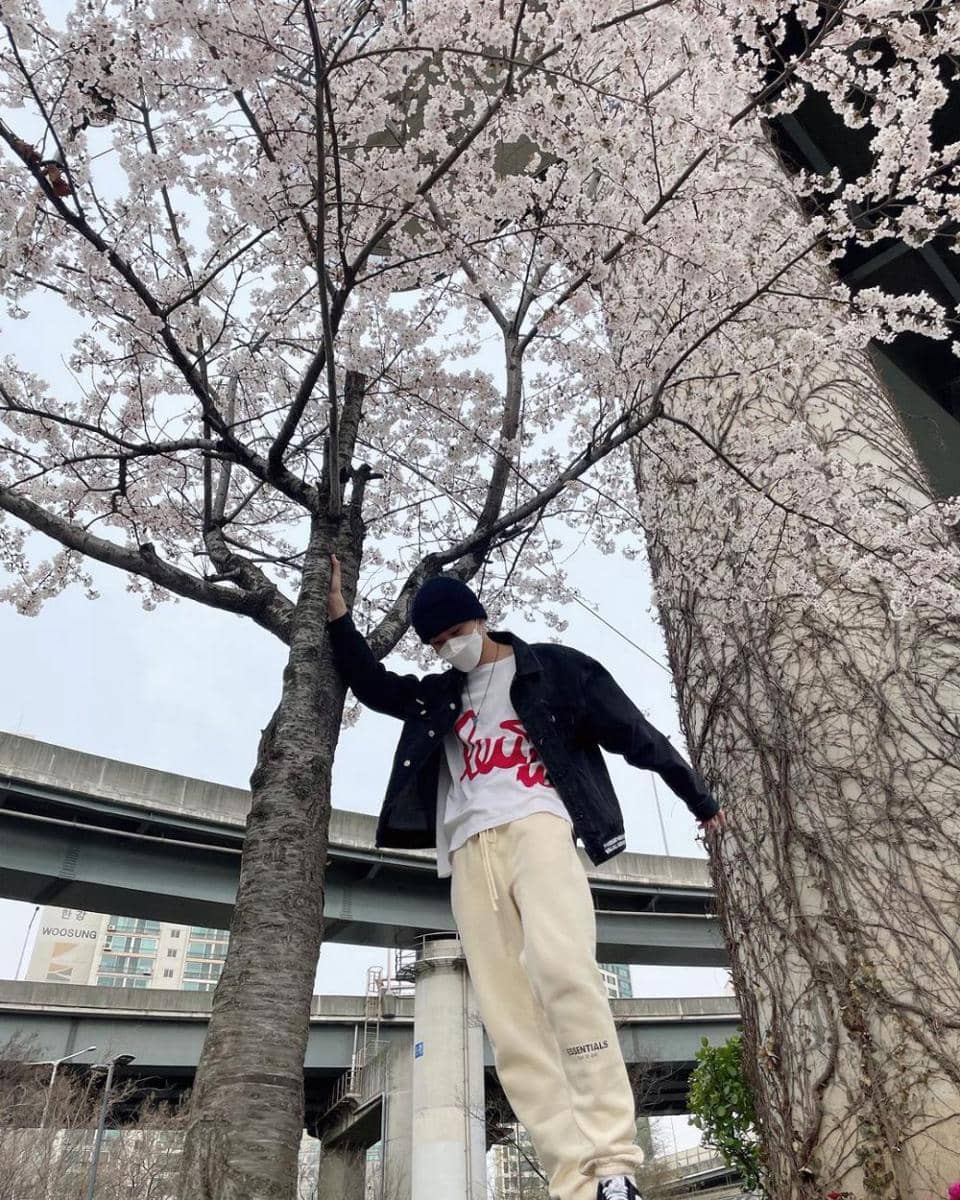 layering outfit ala Mark NCT (instagram.com/onyourm__ark)