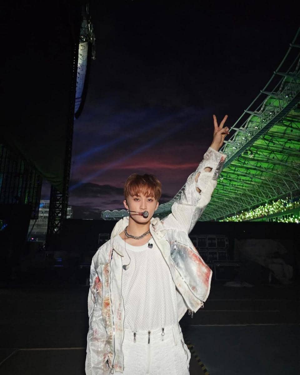 layering outfit ala Mark NCT (instagram.com/onyourm__ark)