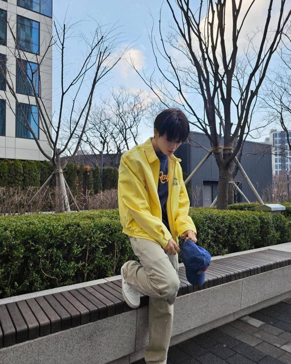 layering outfit ala Mark NCT (instagram.com/onyourm__ark)