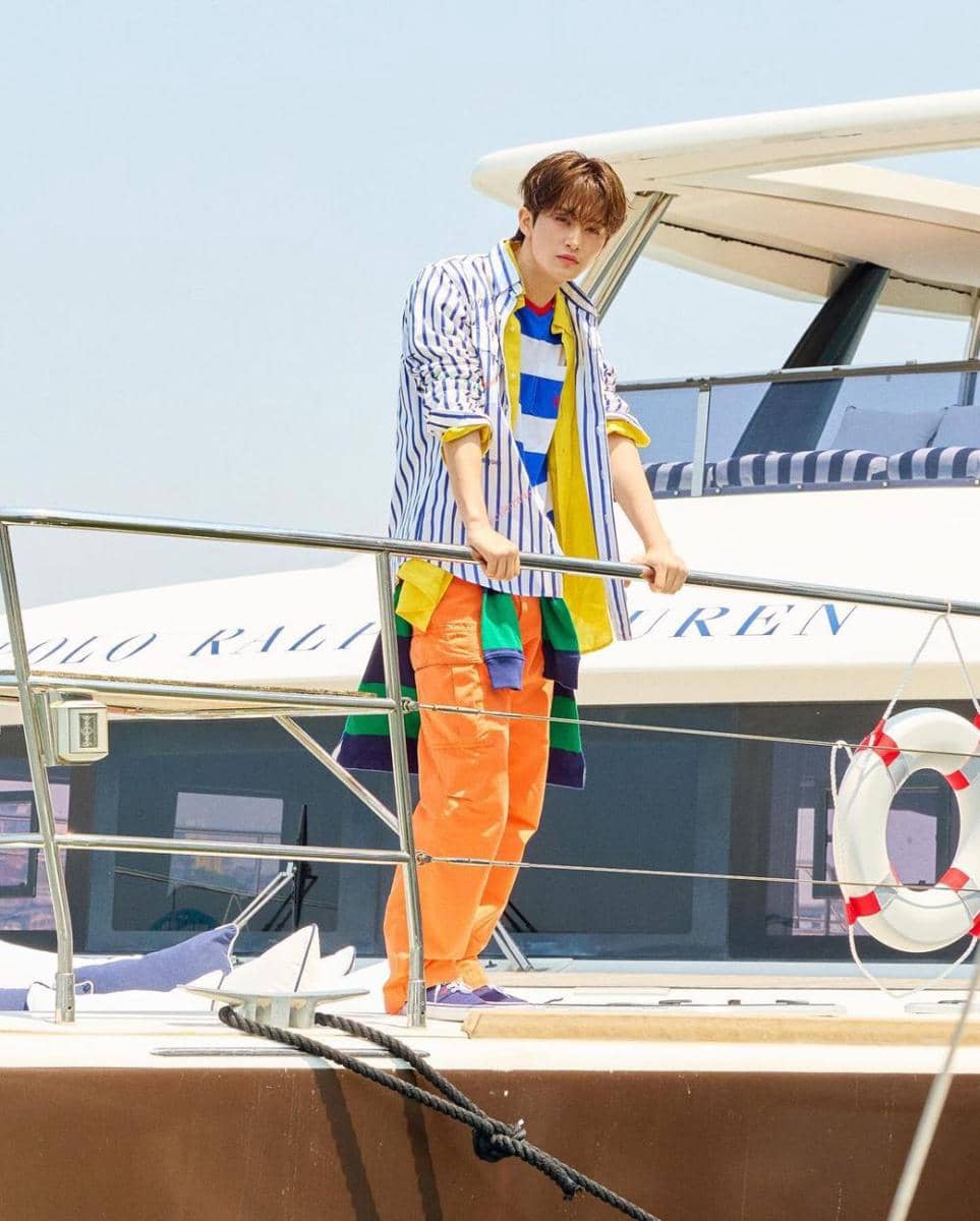 layering outfit ala Mark NCT (instagram.com/onyourm__ark)