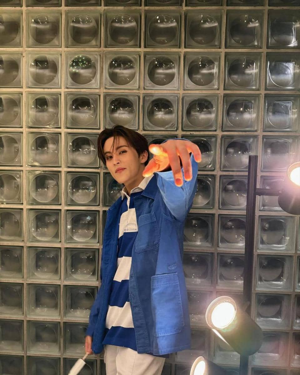 layering outfit ala Mark NCT (instagram.com/onyourm__ark)