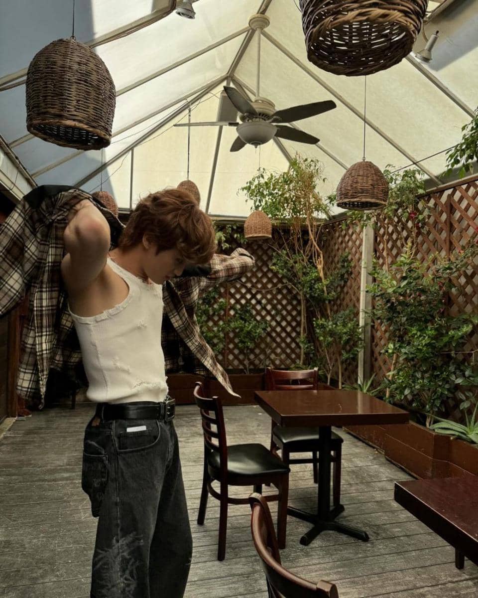 layering outfit ala Mark NCT (instagram.com/johnnyjsuh)