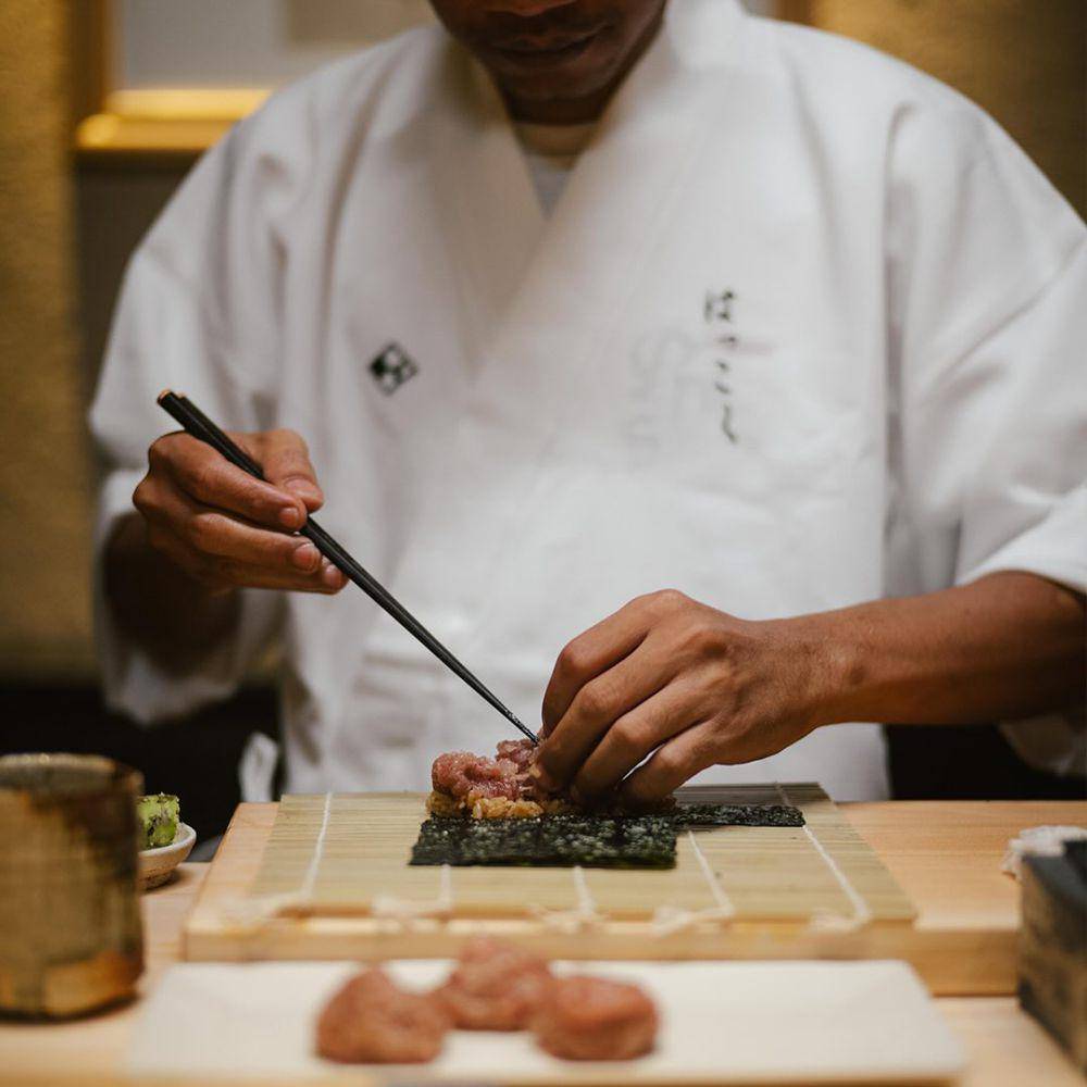 potret chef menyajikan sushi di Hakkoku Bali (instagram.com/hakkoku.bali)