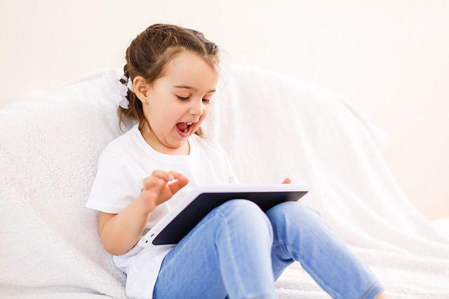 ilustrasi anak bermain gadget (pixabay.com/andrii Sinenkyi)