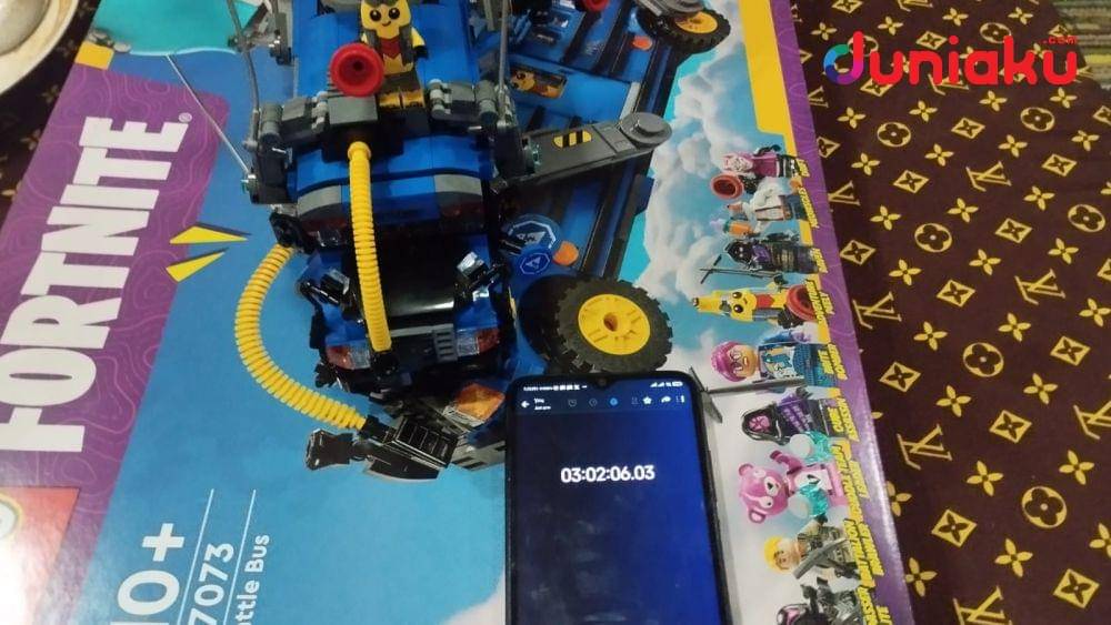 LEGO® Fortnite Battle Bus dan timer build Duniaku.com, foto diambil oleh Fahrul Razi Uni Nurullah. (Dok. LEGO®, duniaku.com/Fahrul Razi Uni Nurullah)