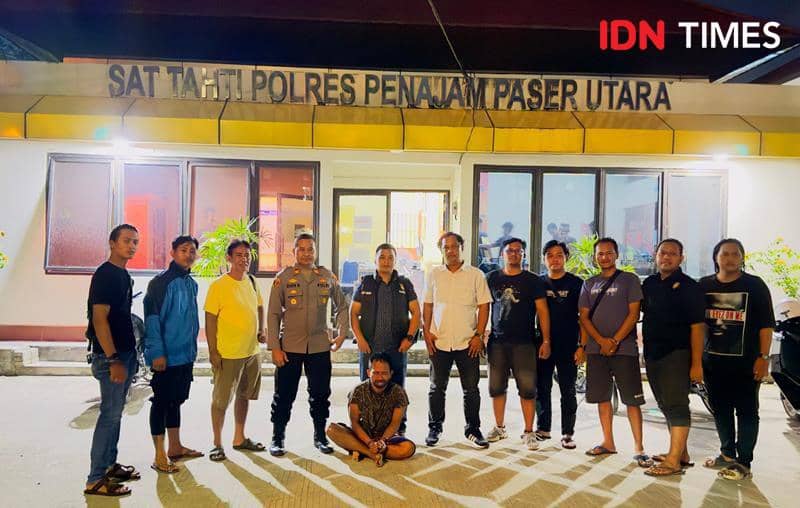 Tersangka SG duduk di tengah dikelilingi anggota Reskrim Polres PPU (IDN Times/Ervan)
