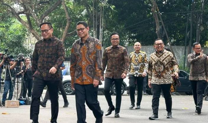 Rombongan calon wakil menteri dan kepala badan tiba di kediaman Presiden terpilih Prabowo Subianto, Jalan Kartanegara, Jakarta Selatan, Selasa (15/10/2024). (ANTARA/Rio Feisal/am.)