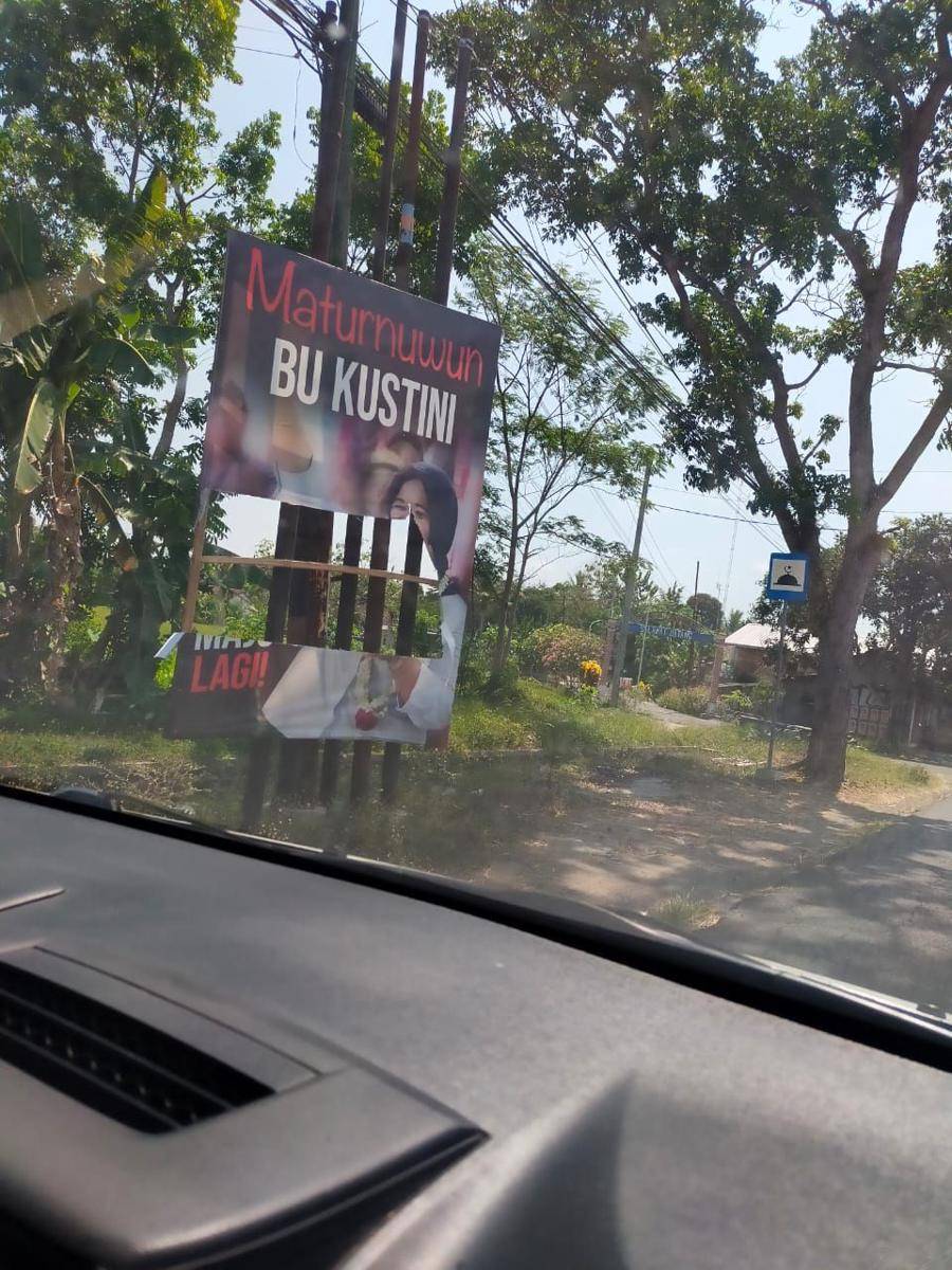 Baliho paslon Kusuka di salah satu lokasi dirusak oknum. (Dokumentasi Tim media Kusuka)