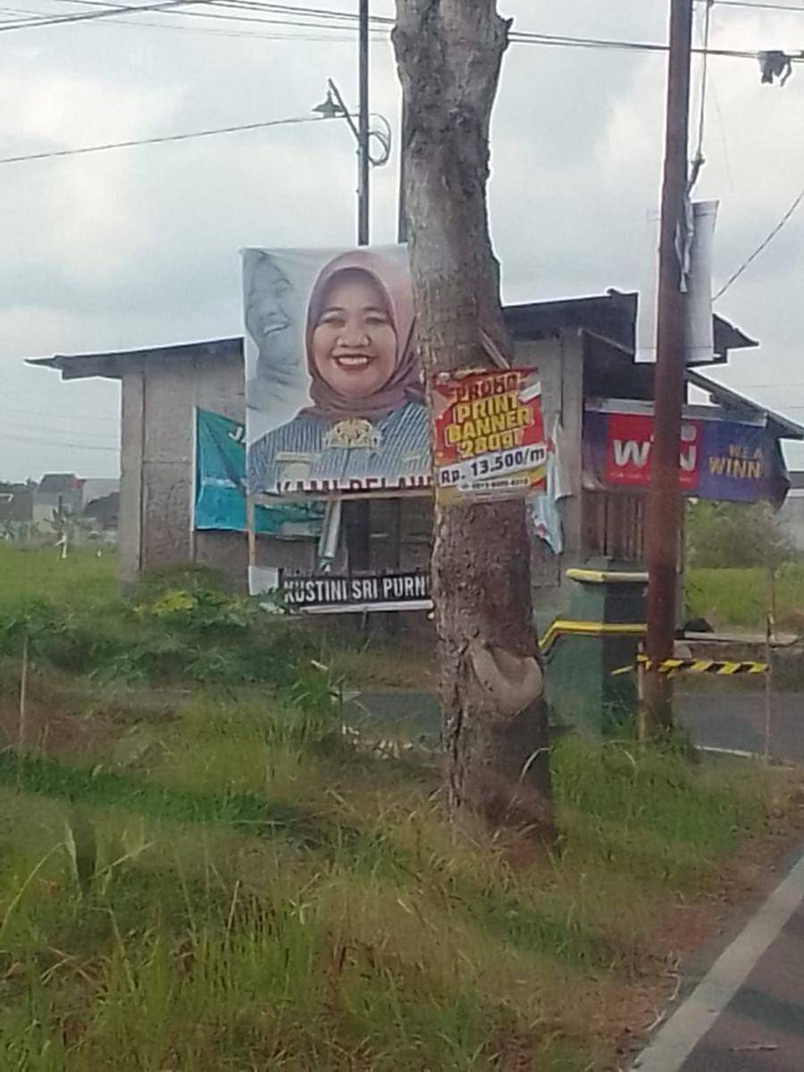 Baliho paslon Kusuka di salah satu lokasi dirusak oknum. (Dokumentasi Tim media Kusuka)