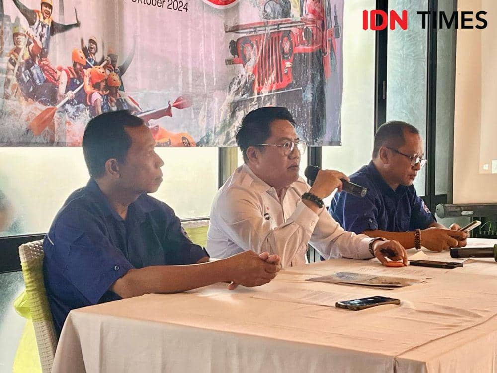 Ketua ASPPI DPD Jateng, Setyo Legowo memaparkan rencana kegiatan Bursa Wisata Indonesia (BWI) ke-9 yang akan diselenggarakan di Rama Shinta Ballroom, Patra Jasa Hotel and Convention Semarang pada 14 November 2024, Selasa (15/10/2024). (IDN Times/Anggun Puspitoningrum)