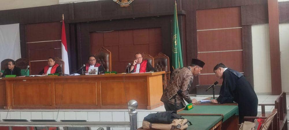 (Oknum Kades di Lahat saat menjalani sidang dakwaan di PN Palembang) IDN Times/istimewa