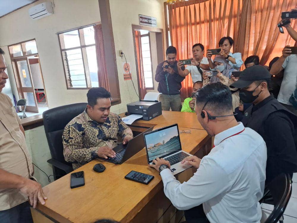 Koordinator LO Paslon SALAF, Zulham Mubarak saat melaporkan dugaan pelanggaran pemilu ke Bawaslu Kabupaten Malang. (IDN Times/Rizal Adhi Pratama)