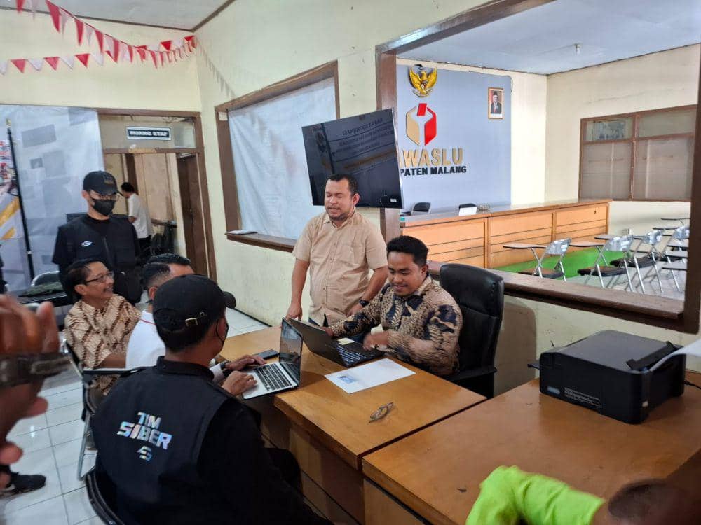 Koordinator LO Paslon SALAF, Zulham Mubarak saat melaporkan dugaan pelanggaran pemilu ke Bawaslu Kabupaten Malang. (IDN Times/Rizal Adhi Pratama)