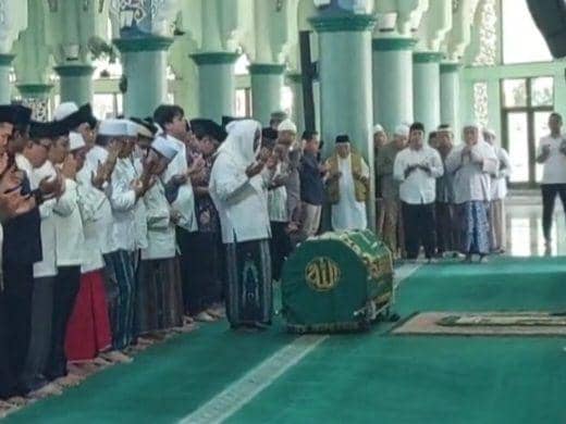 Sejumlah Tokoh Salatkan Jenazah Ismet Iskandar di Masjid Al A'zhom