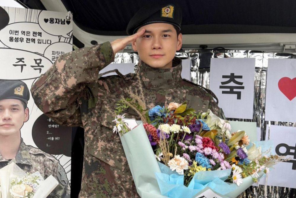 7 Potret Ong Seong Wu Pulang Wamil, Disambut Fans!