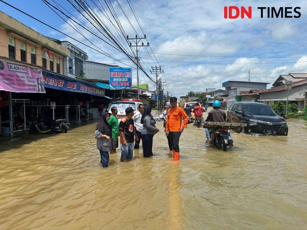 Banjir di Sanggau buat akses jalan terhambat. (IDN Times/istimewa).