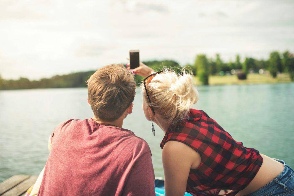 pasangan yang sedang mengambil foto(unsplash.com/@durifrommocup)