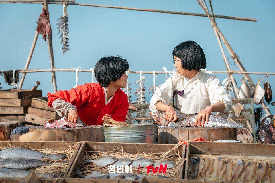 Kim Tae Ri dan Oh Gyeong Hwa di Jeongnyeon: The Star Is Born (dok. tvN/Jeongnyeon: The Star Is Born)