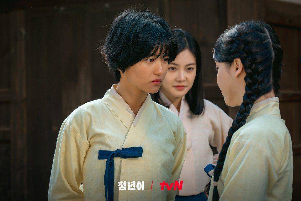 Kim Tae Ri, Woo Da Vi, dan Seunghee di Jeongnyeon: The Star Is Born (dok. tvN/Jeongnyeon: The Star Is Born)