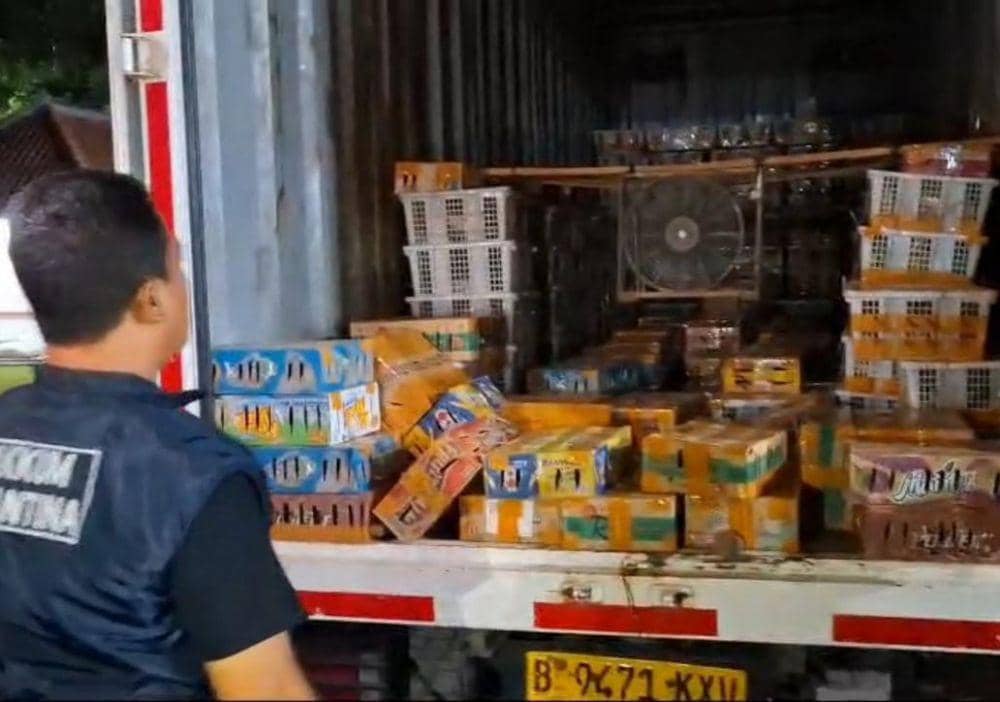 Pengungkapan penyelundupan satwa liar burung 6.514 ekor di Pelabuhan BBJ, Lampung Selatan. (Dok. Karantina Lampung).