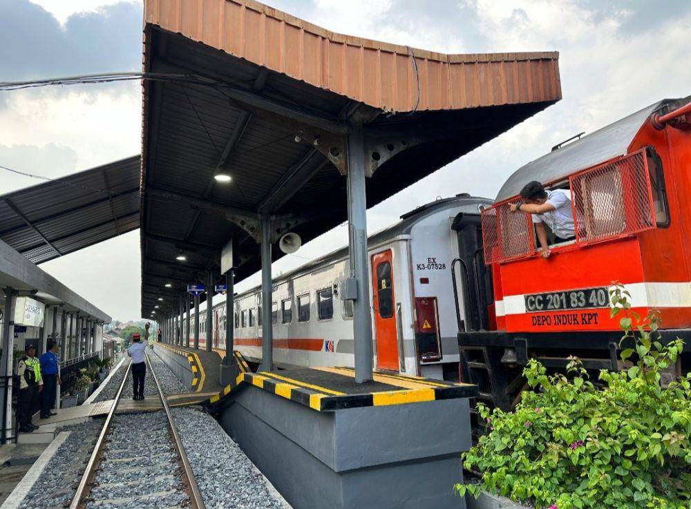 Aktivitas penumpang dan kereta api di wilker KAI Divre IV Tanjungkarang. (Dok. KAI Tanjungkarang).