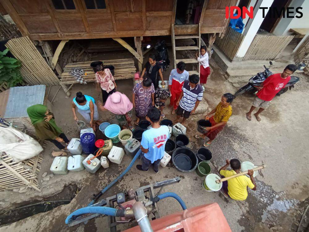 Foto sejumlah warga saat ambil air bersih yang disalurkan BPBD Bima (Dok/BPBD Bima)