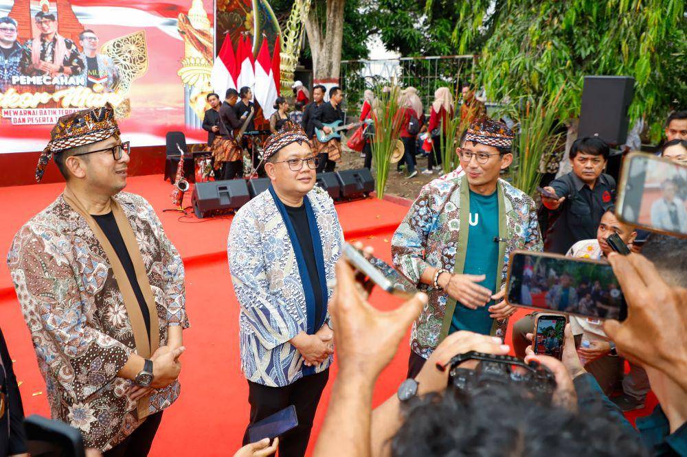 Pj Gubernur Jawa Timur Adhy Karyono menjadi pembicara dalam talkshow showcase hasil inovasi 5 subsektor bersama Menparekraf Sandiaga Salahuddin Uno dan Pj. Walikota Mojokerto Moh. Ali Kuncoro di Rumah Rakyat Kota Mojokerto, Selasa (15/10). (dok. Pemprov Jatim)