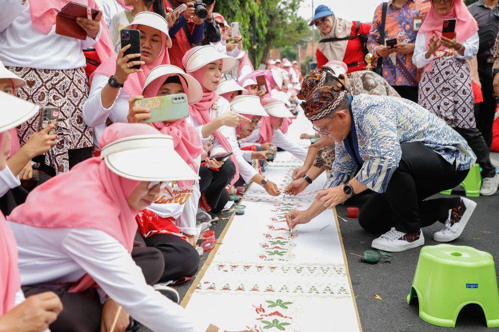 Pj Gubernur Jawa Timur Adhy Karyono menjadi pembicara dalam talkshow showcase hasil inovasi 5 subsektor bersama Menparekraf Sandiaga Salahuddin Uno dan Pj. Walikota Mojokerto Moh. Ali Kuncoro di Rumah Rakyat Kota Mojokerto, Selasa (15/10). (dok. Pemprov Jatim)