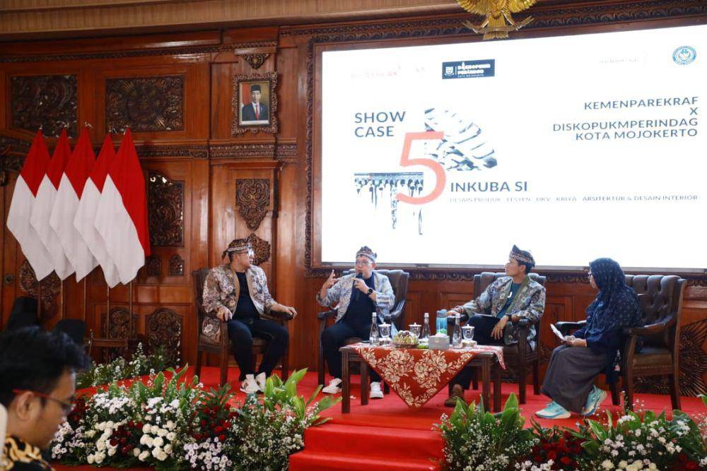 Pj Gubernur Jawa Timur Adhy Karyono menjadi pembicara dalam talkshow showcase hasil inovasi 5 subsektor bersama Menparekraf Sandiaga Salahuddin Uno dan Pj. Walikota Mojokerto Moh. Ali Kuncoro di Rumah Rakyat Kota Mojokerto, Selasa (15/10). (dok. Pemprov Jatim)