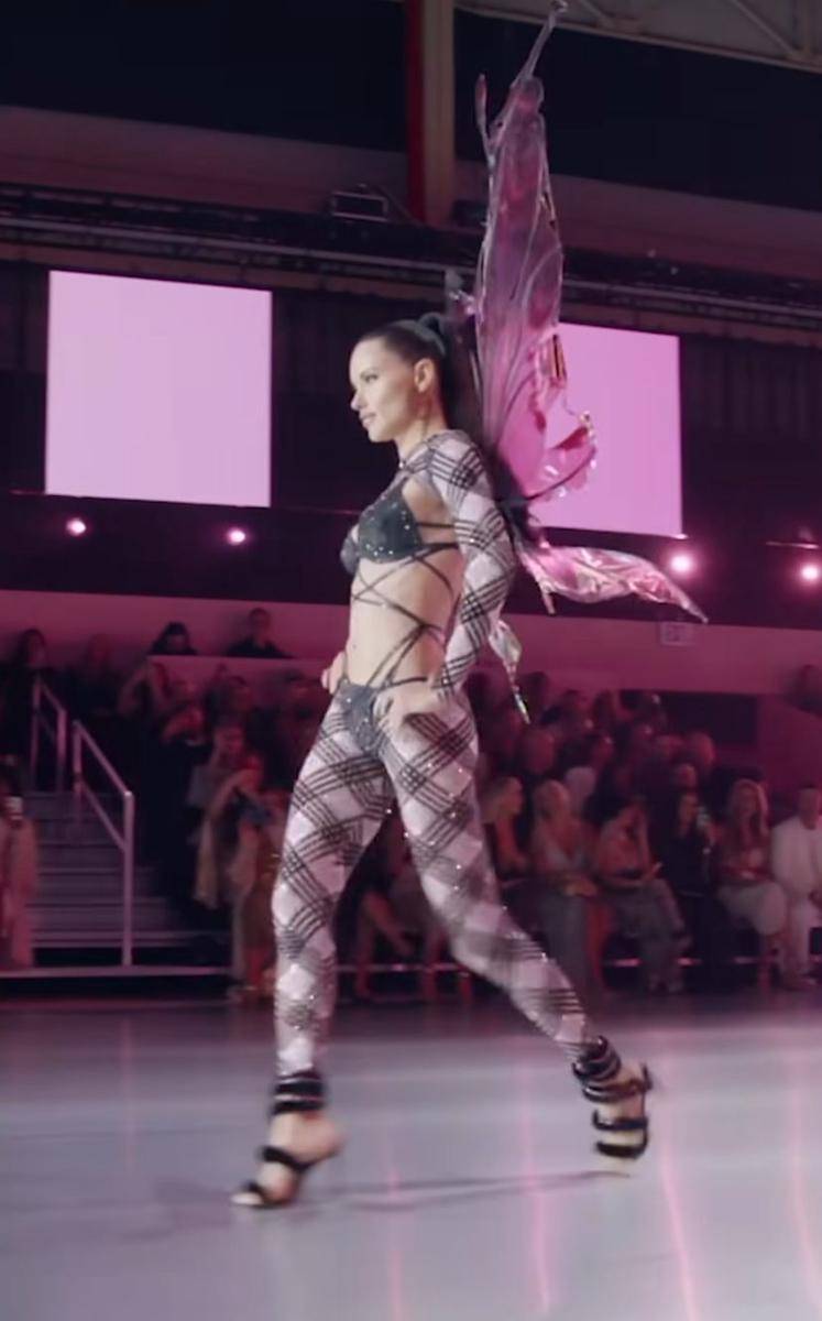 potret Adriana Lima di Victoria Secret Fashion Show 2024 (via Instagram.com/victoriassecret)