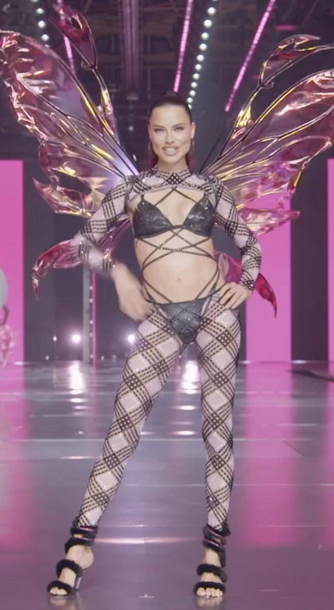 potret Adriana Lima di Victoria Secret Fashion Show 2024 (via Instagram.com/victoriassecret)
