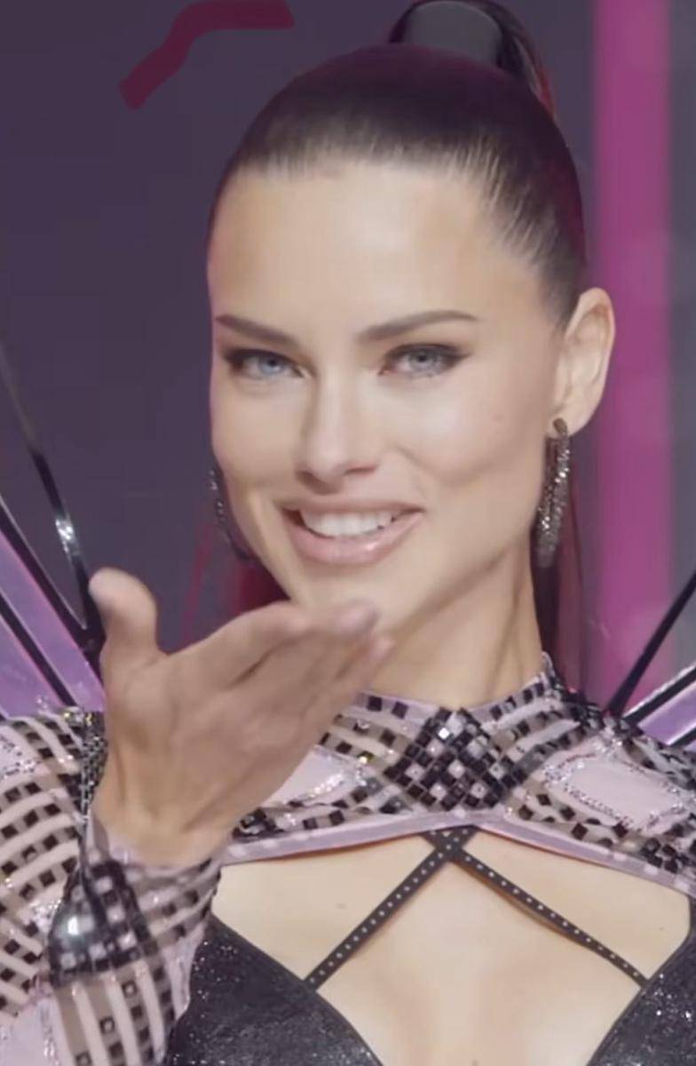 potret Adriana Lima di Victoria Secret Fashion Show 2024 (via Instagram.com/victoriassecret)