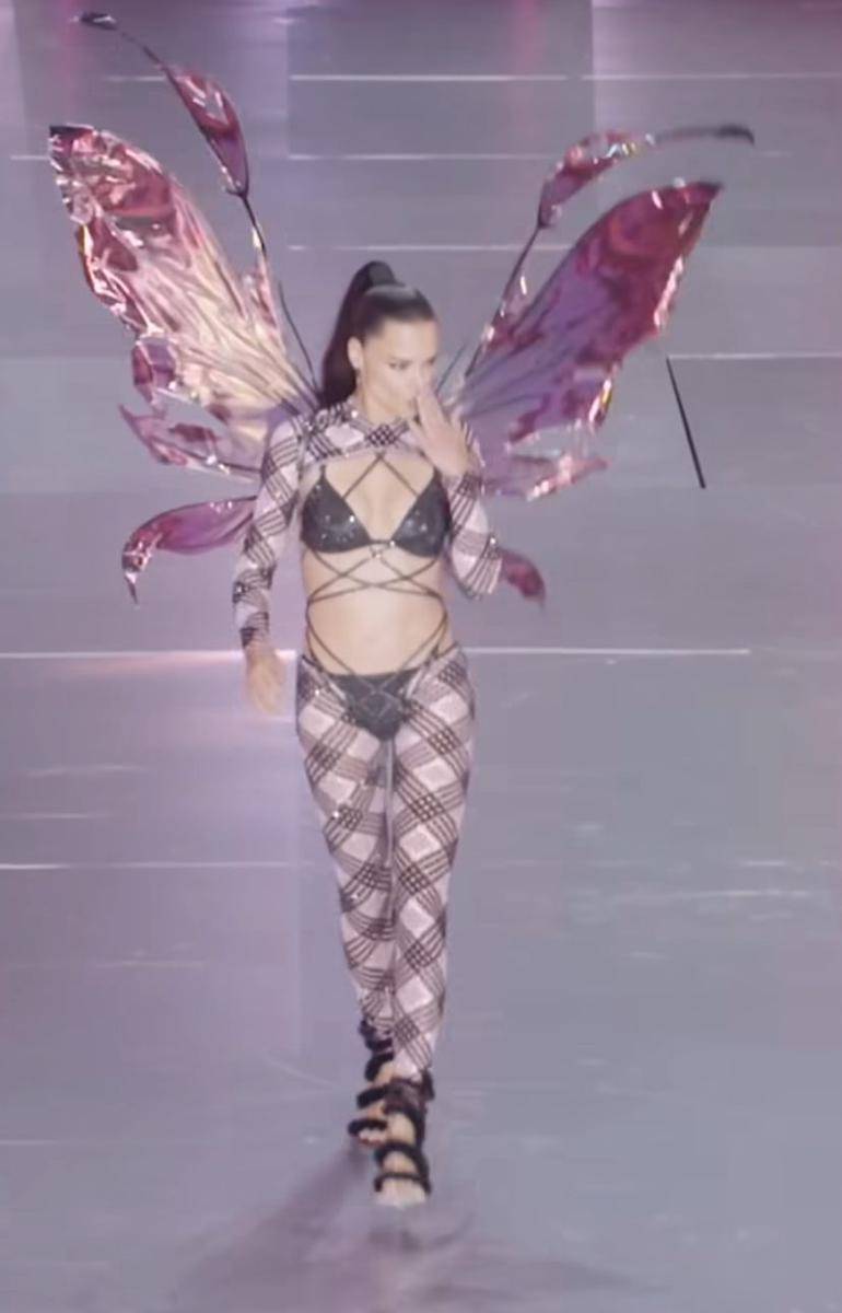 potret Adriana Lima di Victoria Secret Fashion Show 2024 (via Instagram.com/victoriassecret)