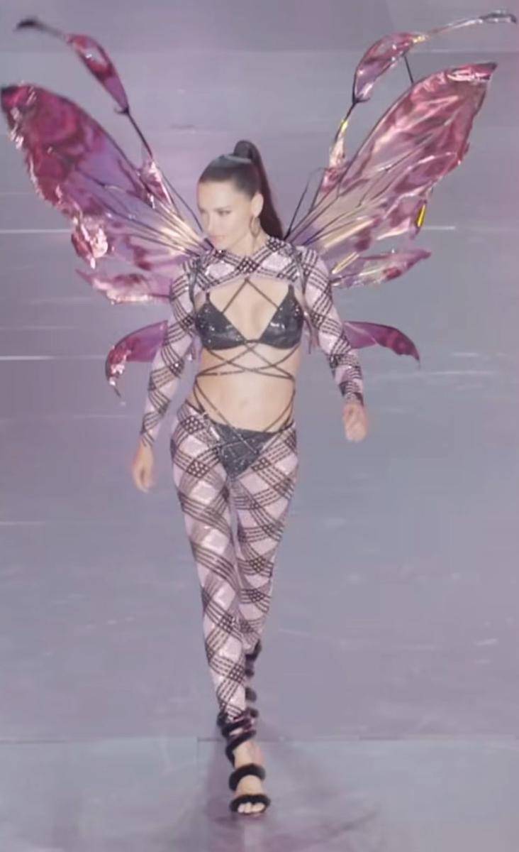 potret Adriana Lima di Victoria Secret Fashion Show 2024 (via Instagram.com/victoriassecret)