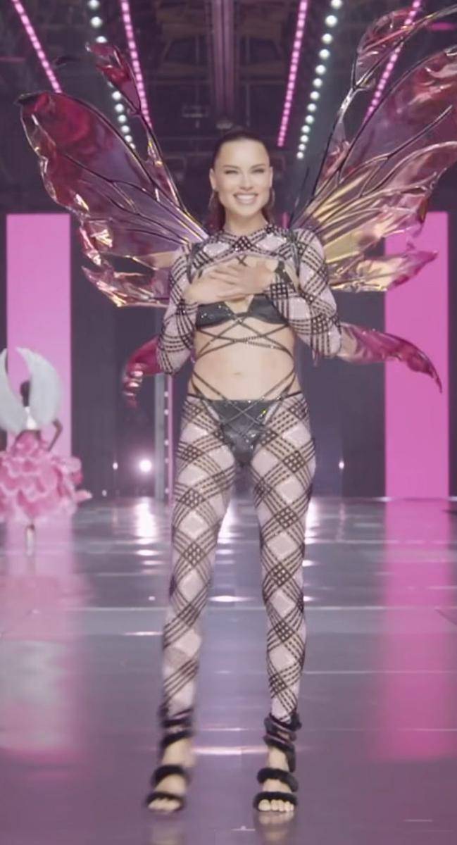 potret Adriana Lima di Victoria Secret Fashion Show 2024 (via Instagram.com/victoriassecret)