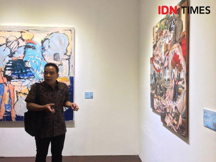 Potret Agung Hujatnikojennong saat melakukan tur dan menjelaskan mengenai lukisan finalis POY 2024. 16 Oktober 2024. (IDN TImes/Hani Safanja)