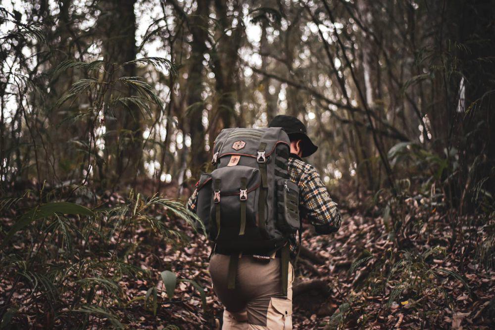 ilustrasi mengenal rucking, perpaduan jalan sambil membawa beban (pexels.com/Baihaki Hine)