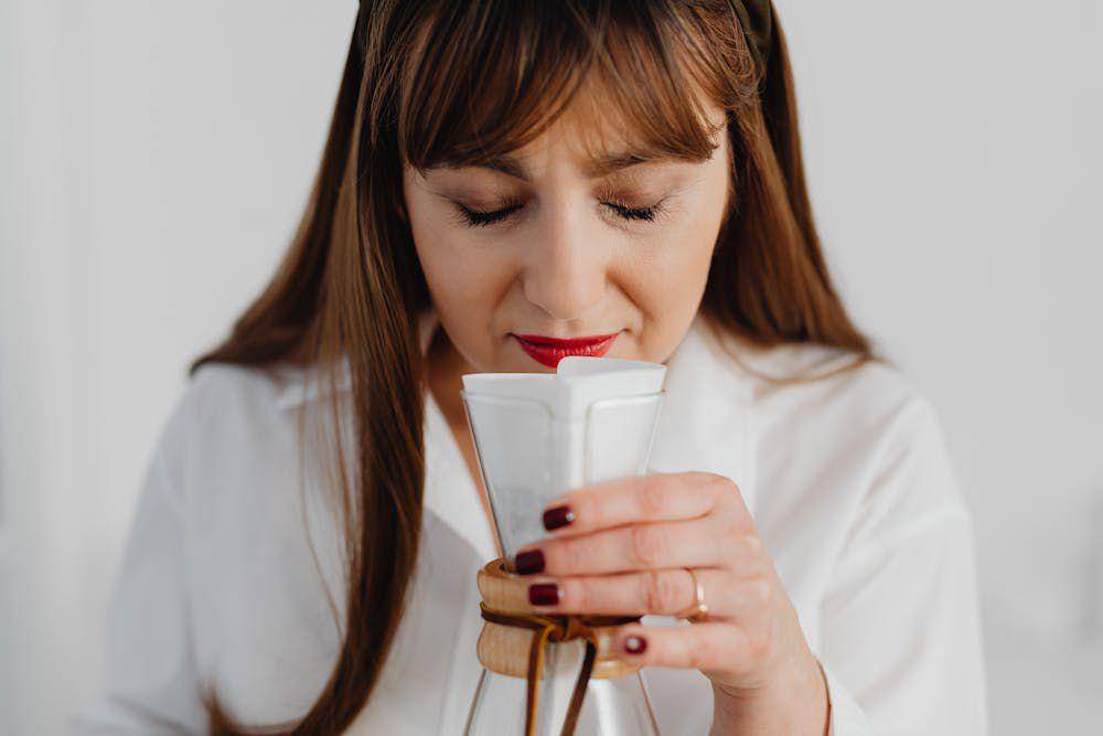ilustrasi menghirup aroma kopi (pexels.com/Photo By: Kaboompics.com)