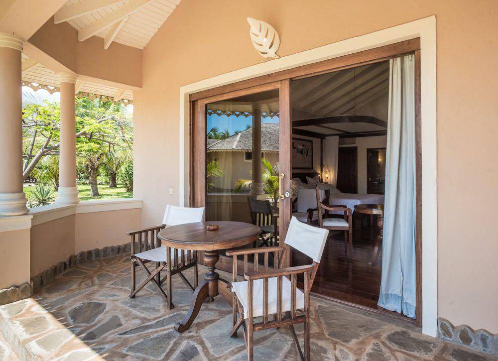 ilustrasi rumah dengan jendela besar (pexels.com/Ocean Beach Resort & SPA)