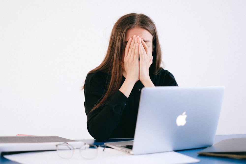 5 Tips Mengatasi Kedinginan karena AC Central di Kantor