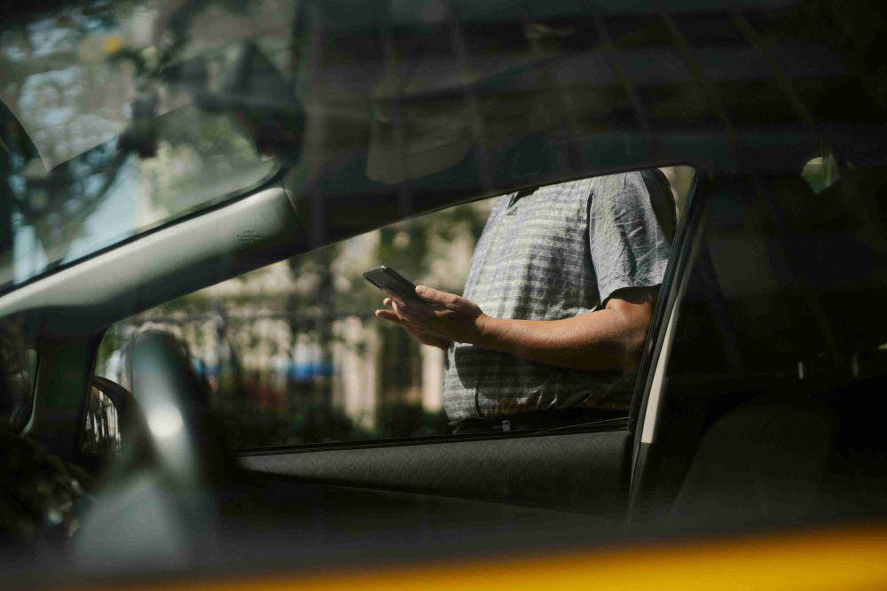 ilsutrasi pria membalas chat (pexels.com/Tim Samuel)