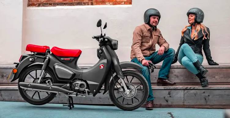 ilustrasi memakai Honda Super Cub C125 (dok.Astra Honda)