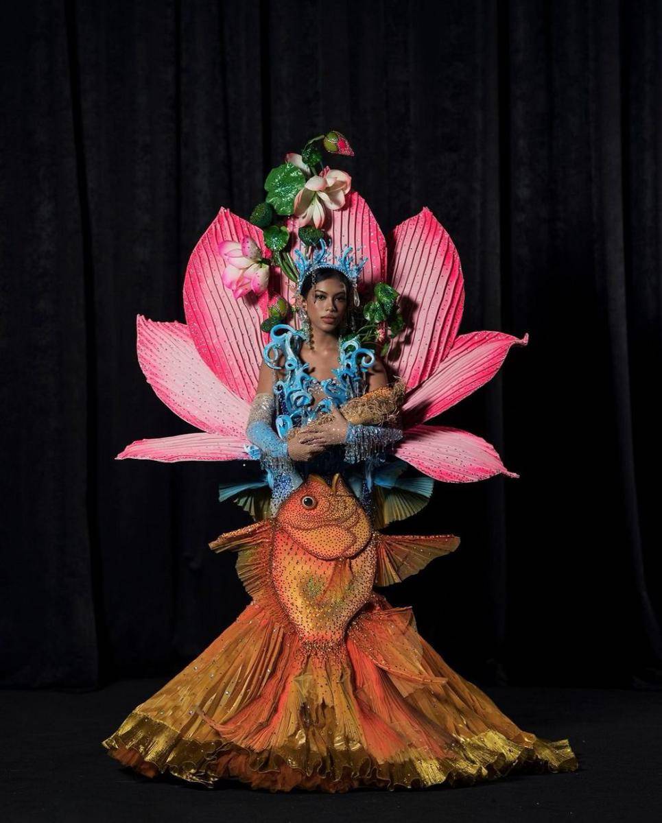 #MEN Potret Top 10 Kostum Nasional Terbaik di Miss Aura International 2024 (Instagram.com/demacsgo for Instagram.com/missaurainternational)
