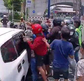 Mobil Nissan Livina putih diamuk warga usai tabrak lari di 6 titik. (Dok/Istimewa)