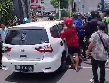 Mobil Nissan Livina putih diamuk warga usai tabrak lari di 6 titik. (Dok/Istimewa)